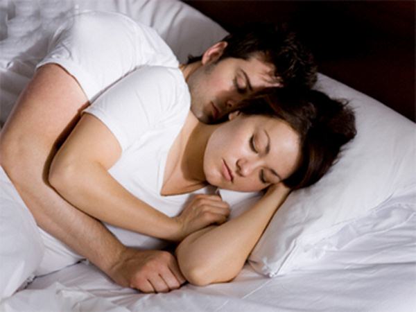 Bật mí tư thế ôm vợ ngủ của người chồng yêu vợ nhất trên đời