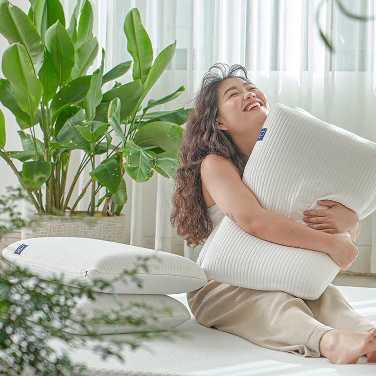 Hồi đầu mình thấy dáng gối hơi ngộ nghĩnh xíu, nhưng thử rồi lại thấy hợp lý ghê. Phải thử ôm mới thấy nó thích cỡ nào ấy, bữa giờ mình không còn sợ lạnh bụng nữa rồi!