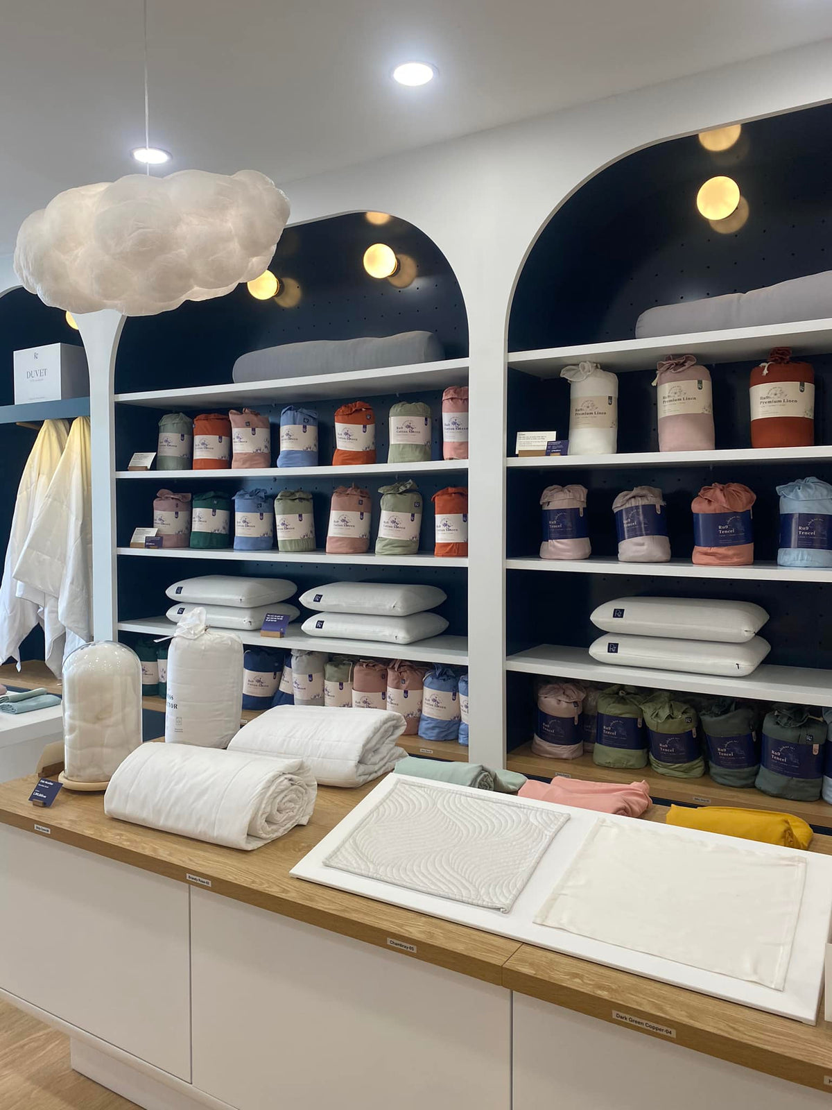 Vừa decor xong góc phòng ngủ thì quyết định đánh giá 5 sao cho Ru9, màu ga xinh cực luôn, đường may đẹp, vừa khít với tấm nệm nhà mình, 10 điểm 10 điểm.