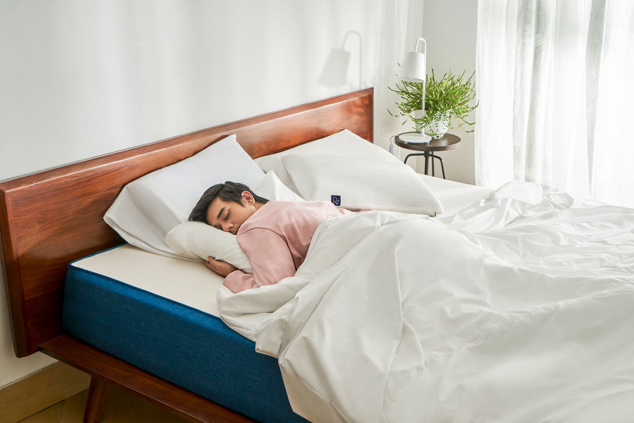 chàng trai biết cách mua gối ngủ để có giờ đây được nằm trên giường êm ái, gối thoáng khí và bedding trắng thơm phức mùi vải mới