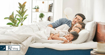 Image gia đình 4 người đang nằm quấn quít bên nhau trên giường