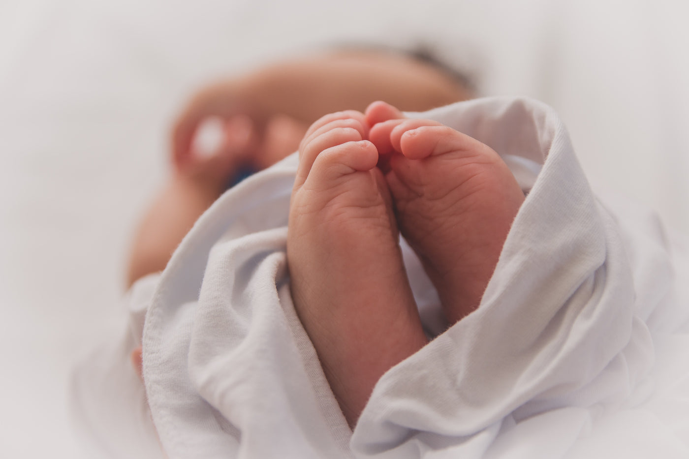 hướng dẫn cách quấn khăn cho bé ngủ ngon 