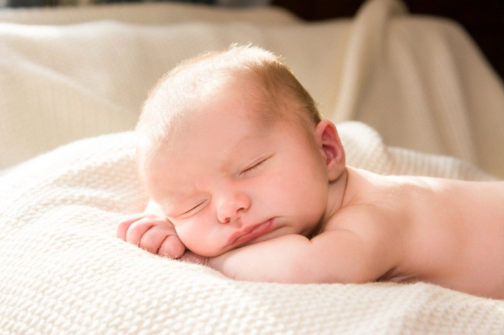 Trẻ sơ sinh bị nghẹt mũi khó thở khi ngủ phải làm sao?