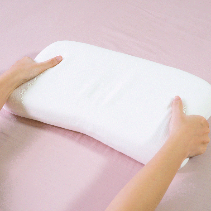 Nâng niu phần đầu, cổ gáy cho bé
