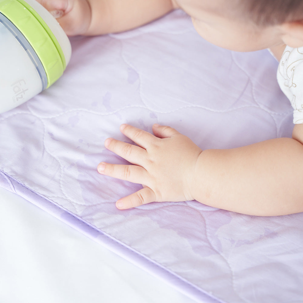 Mềm mại nâng niu từng cái chạm của bé