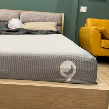 The mattress is not too sinking like other types, but on the contrary, I do not have back pain, adding a Niu pillow does not make my neck tired every time I wake up, what a perfect combo.